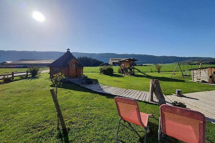 Gîte pour 11 personnes, avec jardin et piscine ainsi que jacuzzi et terrasse, animaux acceptés à Arc-sous-Cicon