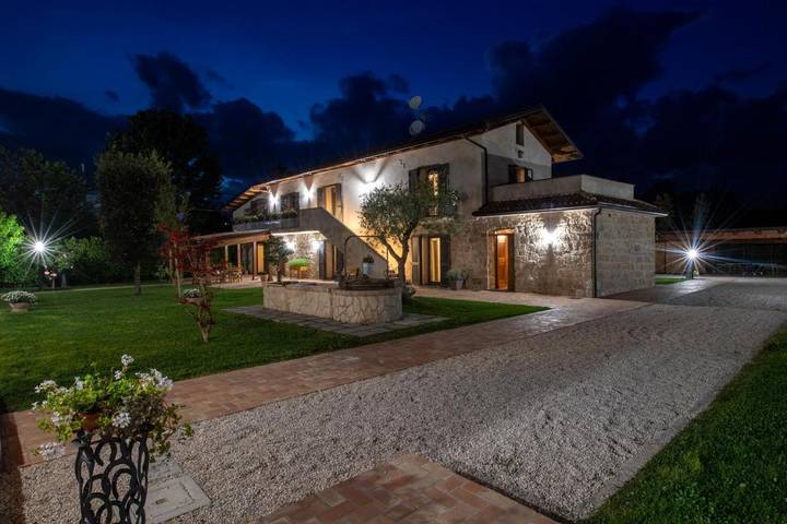 Chalet per 3 persone, con sauna e panorama nonché piscina e giardino, con animali domestici in Campania