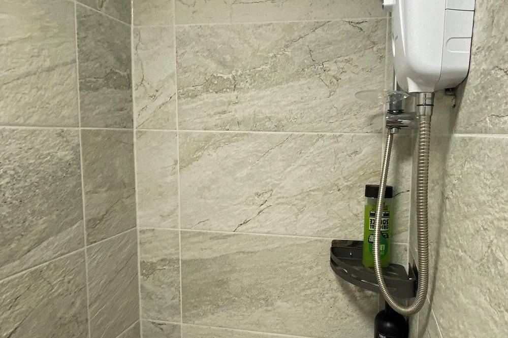 Entire apartment, 5 mins to beach & town, quiet stay with cafés & shops just around the corner in Eastbourne, East Sussex