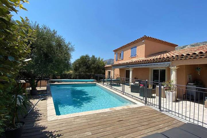 Location de vacances pour 6 personnes, avec jardin et terrasse à Puyloubier