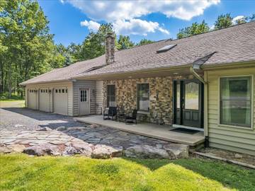 Vacation Rental for 12 Guests in Albrightsville, Hickory Run State Park, Picture 2