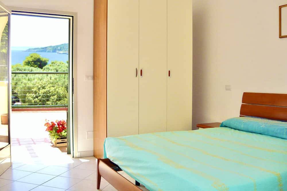 Entire apartment, Paradiso Vistamare-Grande Solarium Wi.Fi.Fre Otranto a 10km - Primo Piano in Santa Cesarea Terme, Lecce Province