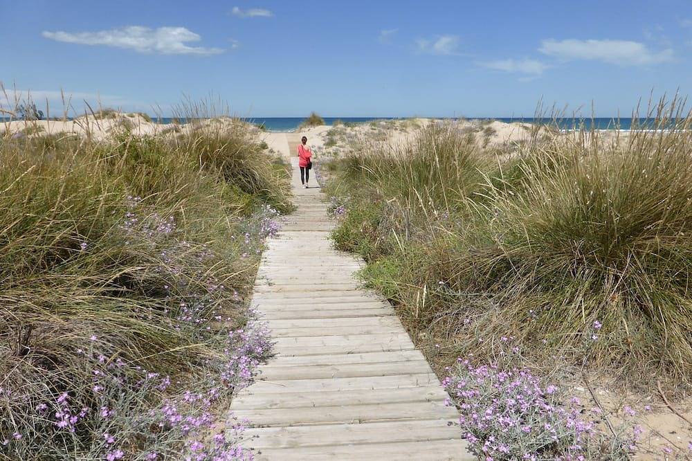 Cozy house, right on the beach and on the golf course in a quiet urbanization in Oliva, Costa Blanca