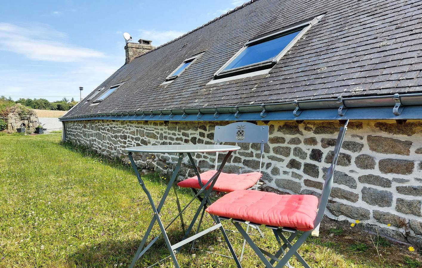 Acogedor apartamento con terraza ajardinada y aparcamiento in Melrand, Pontivy region