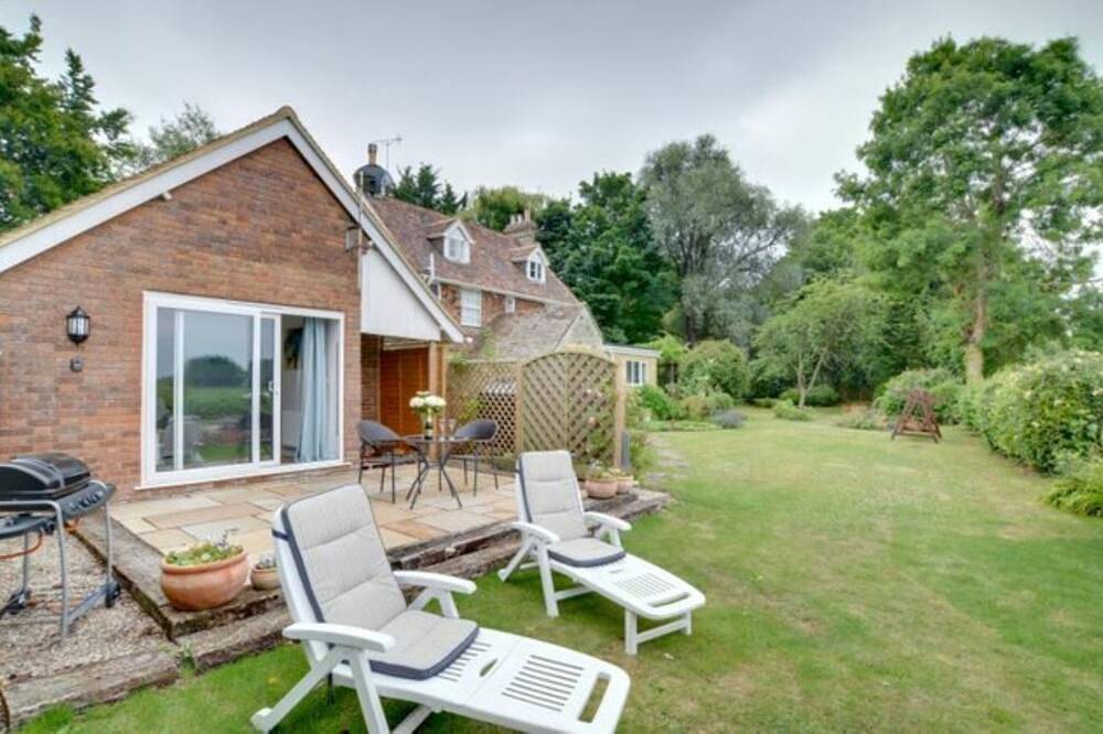 Wonderful 1 bedroom cottage near Port Lympne Wild Animal Park and Canterbury in Mersham, Ashford region