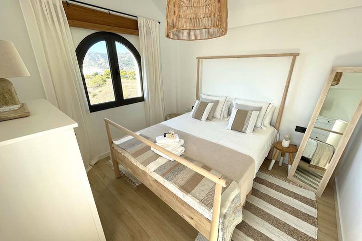 Stunning 3 bedroom house with communal pool and views in La Herradura, Almuñecar