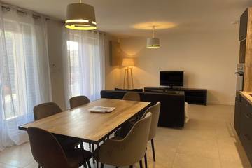 Gîte pour 6 personnes, avec terrasse à Montluel