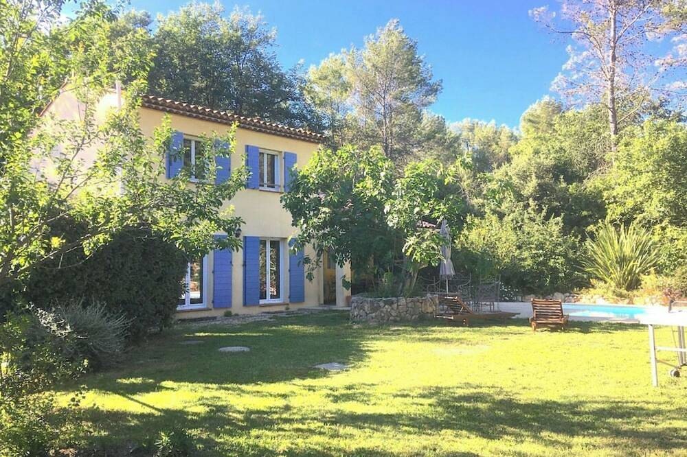 Air-conditioned villa (sleeps 12) Private Swimming Pool with roller shutter Flower-filled Garden Quiet in Bagnols-en-Forêt, Region de Draguignan