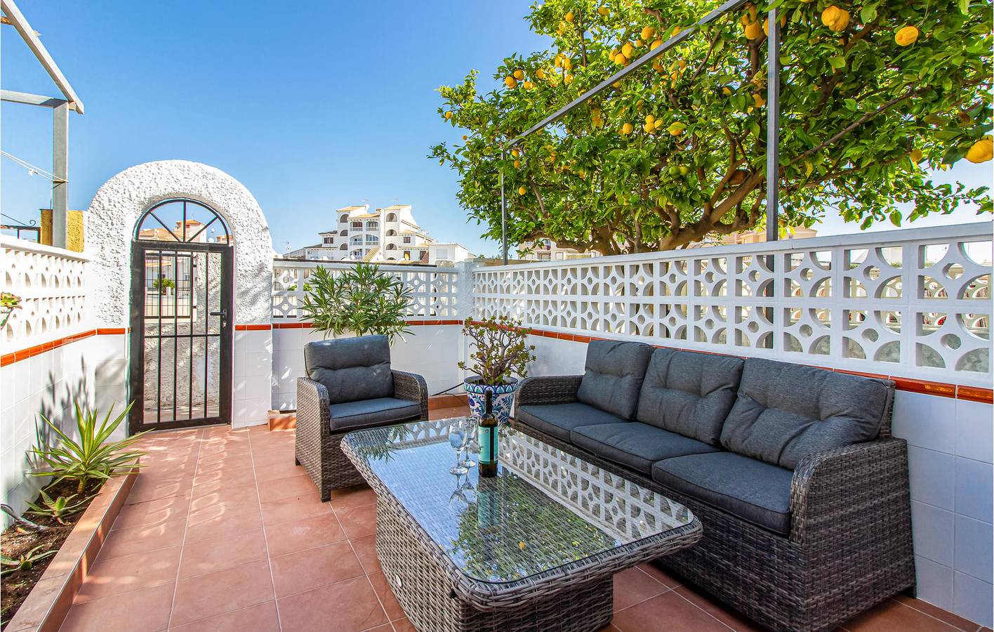 Poolterrassen-Apartment 1,5 km vom Strand entfernt in Torrevieja Centre, Torrevieja