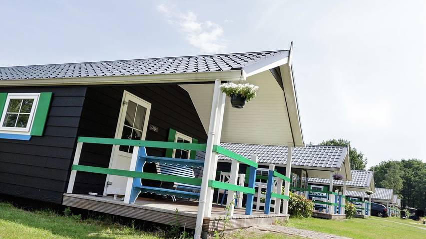 Vakantiehuis voor 6 personen, with terras and zwembad as well as uitzicht op het meer in IJhorst