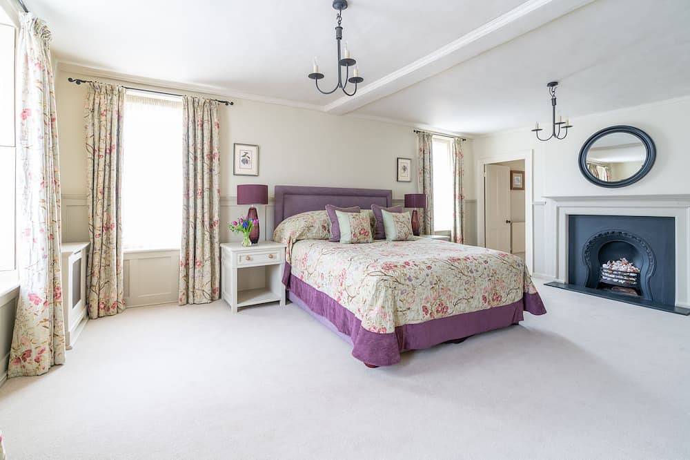 A spacious and grand Georgian house for 8 in central Chichester with parking. in Chichester, West Sussex
