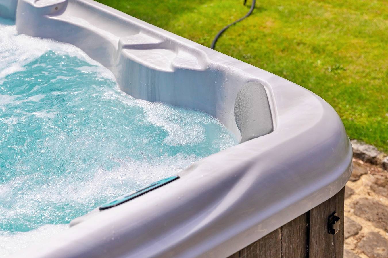 Sandhill Cottage with Hot Tub in Worth (West Sussex), West Sussex