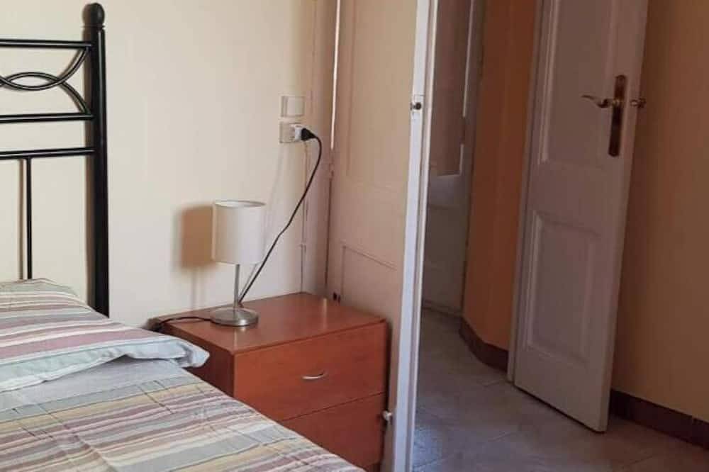 Entire apartment, Apartment 'Pis Romàntic A Tremp' with Balcony, Wi-Fi and Air Conditioning in Tremp, Spanish Pyrenees