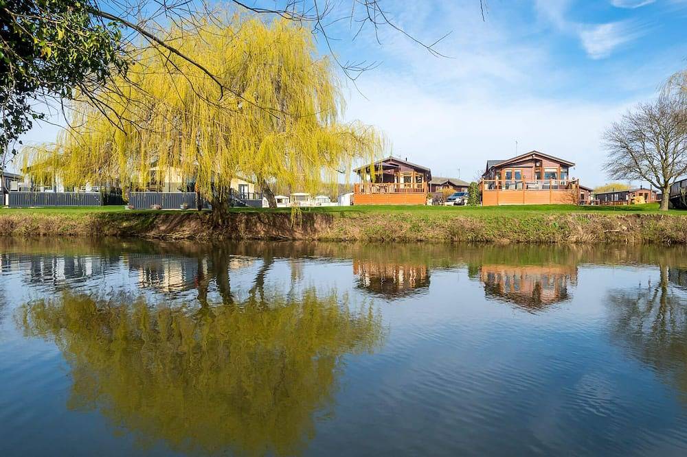 Kingfisher lodge with wonderful river views just 1 mile from Stratford upon Avon in Stratford upon Avon, Warwickshire