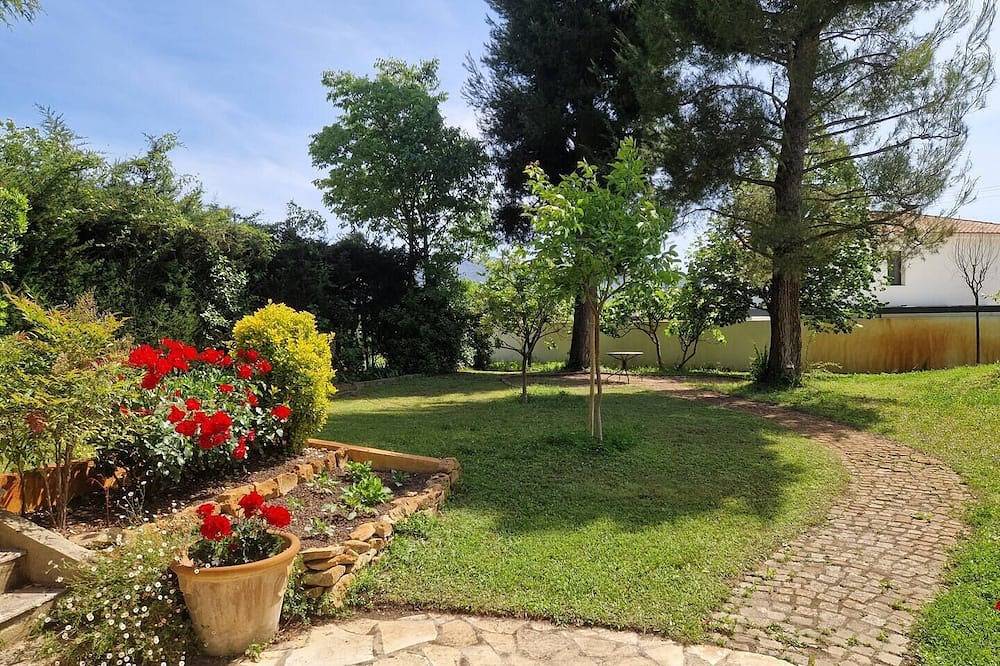 Large T2 with parking and garden in Gémenos, Marsella region