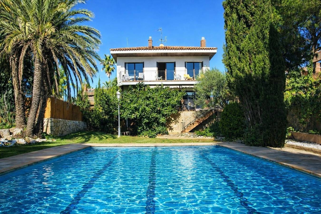Villa At 8 min walk from beach. Villa El Ranch.    Amaizing Garden   Pool  Jacuzzi Xxl   Ac    20 minutes  Drive from Sitges   Ideal for big groups in Sitges, Garraf