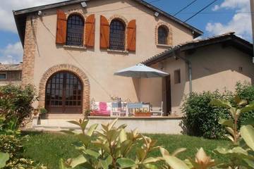 Gîte pour 4 personnes, avec piscine et jardin à Émeringes