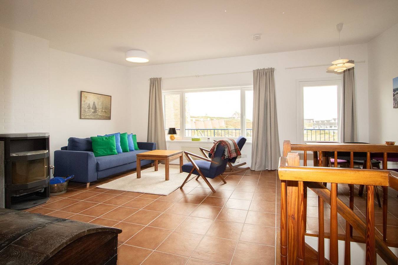Ganze Wohnung, Haus Süderoog in Hörnum bietet auf 80 m² Platz für bis zu 4 Personen mit 2 Schlafzimmern und 1 Badezimmer. Eine Küche mit Spülmaschine, Backofen und Wlan steht bereit. Balkon und Terrasse laden zum Entspannen ein. Privatparkplatz für 1 Auto ist vorhanden und kostenlos; ein Auto ist nicht notwendig. Nichtraucherfreundlich, mit Waschmaschine zur Eigennutzung. in Hörnum, Sylt