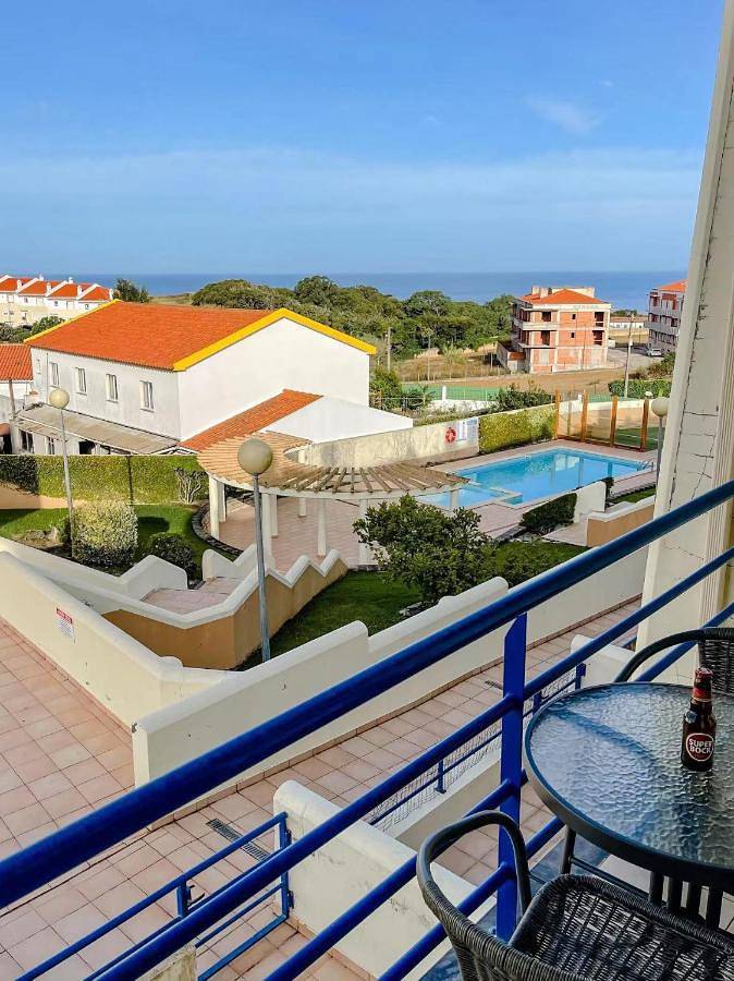 Geheel vakantieappartement, Peniche master bedroom with sea view balcony, private bathroom, shared kitchen, swimming pool, surfing resort in Peniche, Leiria District