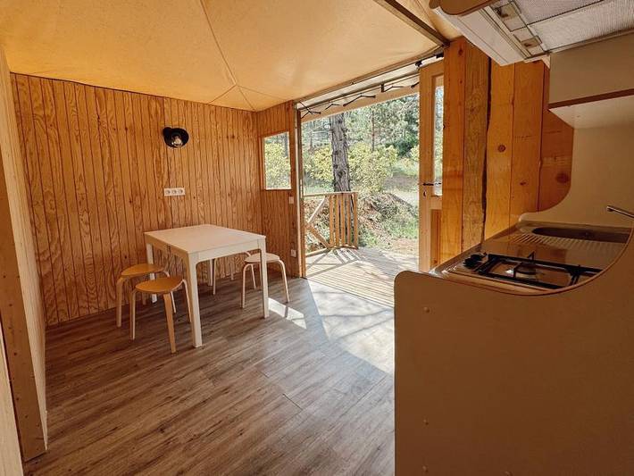 Flower Camping Innature  - Lodge 4 personen - Lodge 25 m² – 2 Schlafzimmer + integrierte Terrasse, für 4 Personen in Arques (Aude), Regionaler Naturpark Corbières-Fenouillèdes