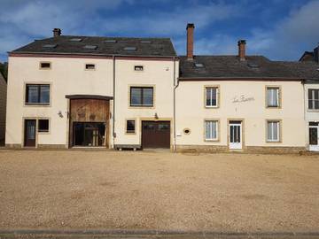 Gîte pour 50 personnes, avec jardin et vue, animaux acceptés à Chassepierre