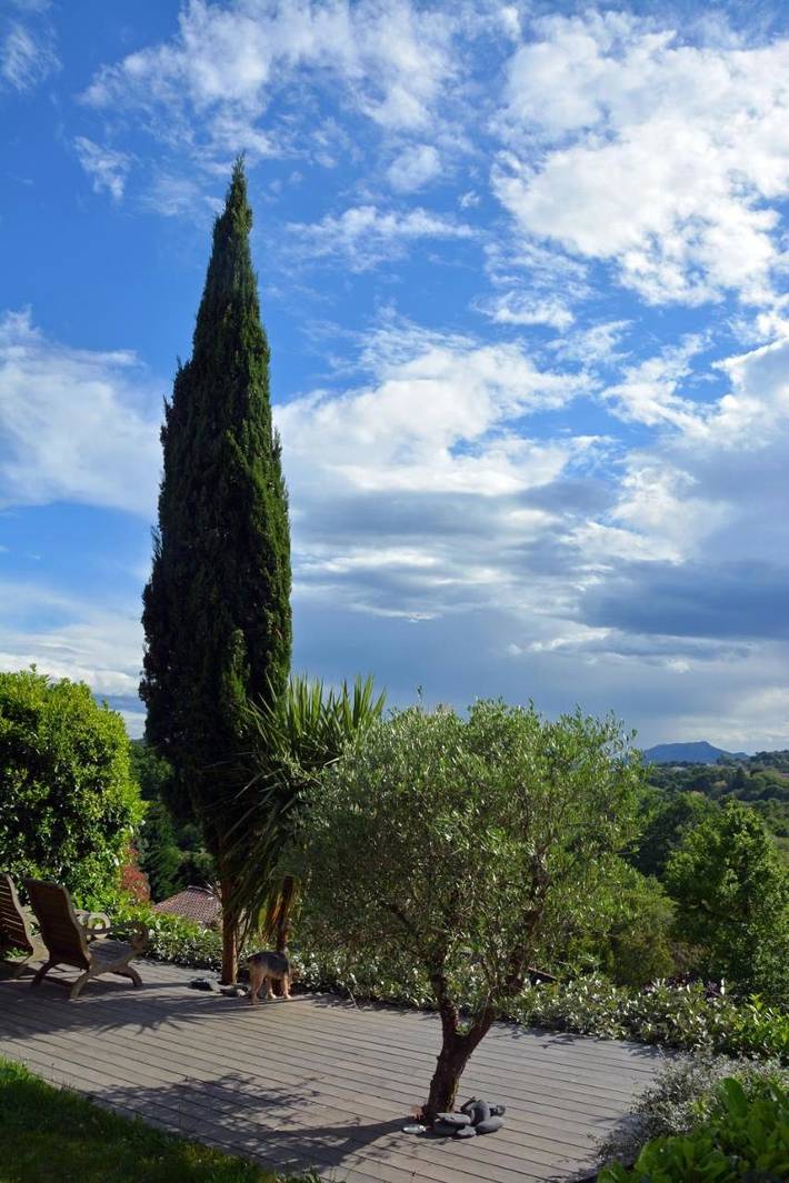 Location de vacances pour 2 personnes, avec vue ainsi que terrasse et jardin à Bassussarry - 2