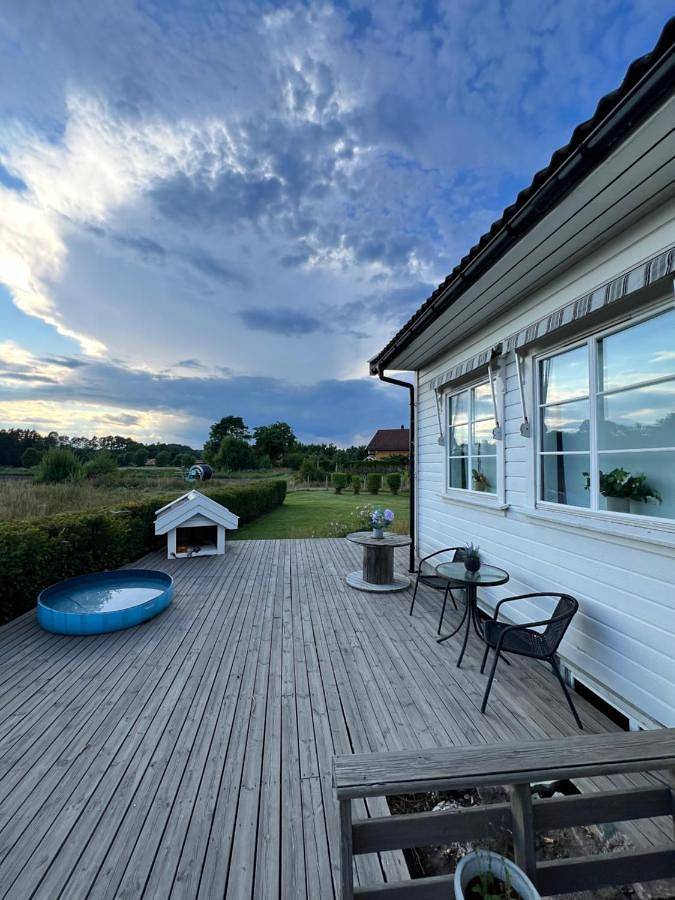 Ferieleilighet for 10 personer, Jacuzzi og Terrasse i tillegg til Hage og Utsikt i Grimstad 