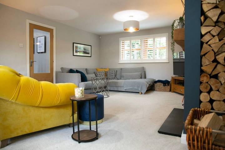 4 Bed House Sleeps 9 - Parking, Garden, Bbq, Wifi in Leeds, Yorkshire del Oeste