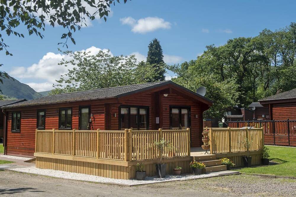 Lomond Lodge 20, Luxury Log cabin on the banks of Loch Lomond in Loch Lomond, Stirling region