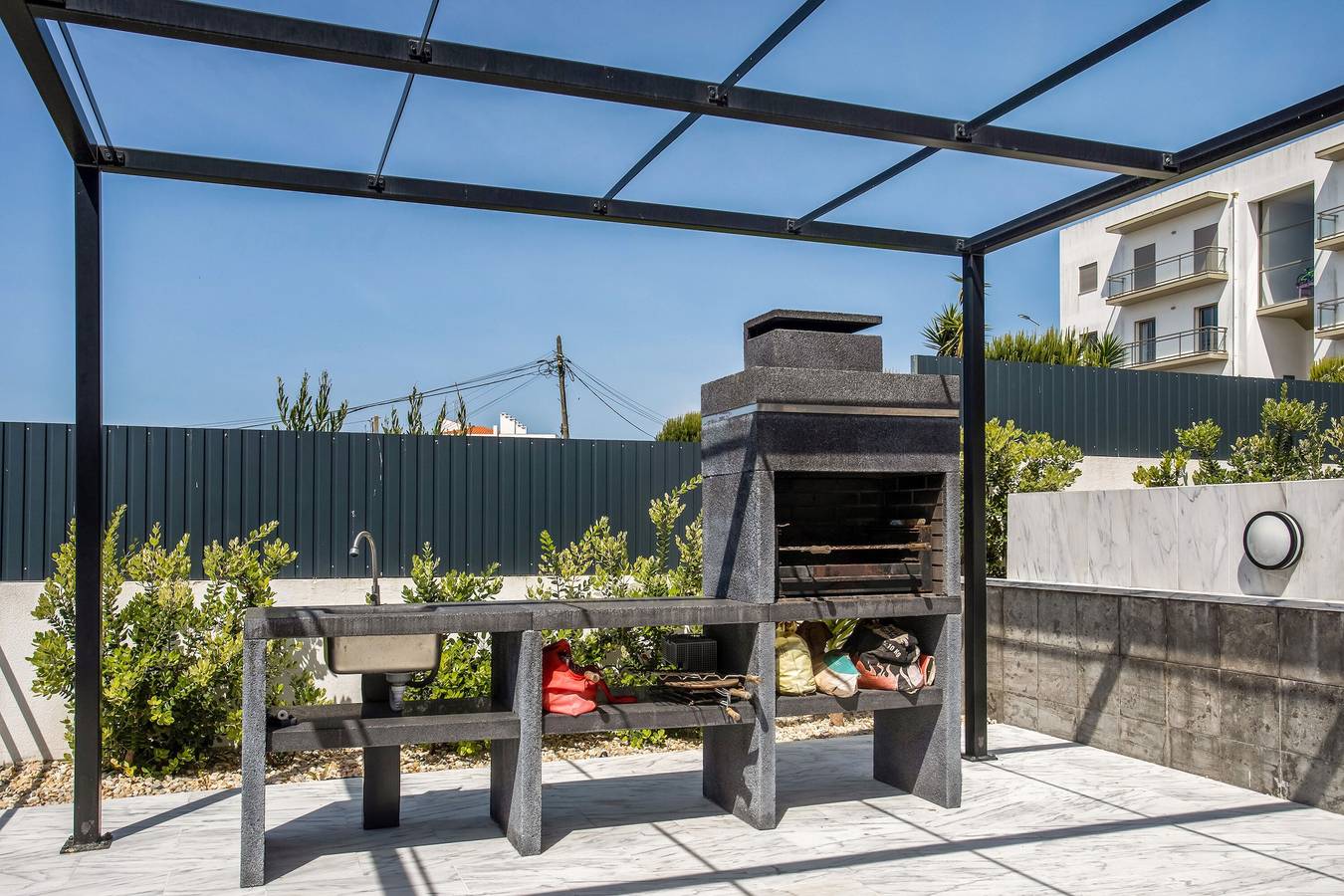 Appartamento intero, Appartamento Beach Waves Home con vista sul mare, piscina e Wi-Fi in Nazaré, Leiria District