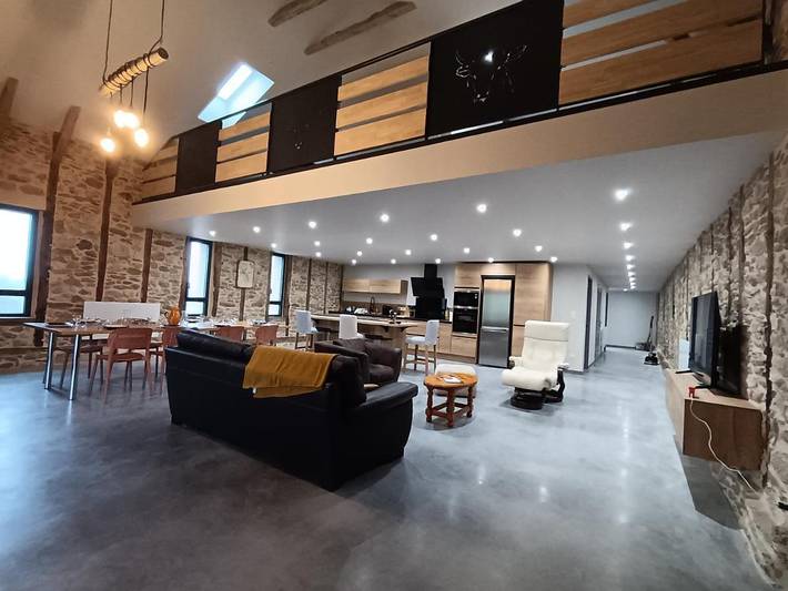 Location de vacances pour 10 personnes, avec jardin ainsi que piscine et vue à Boisset (Cantal)