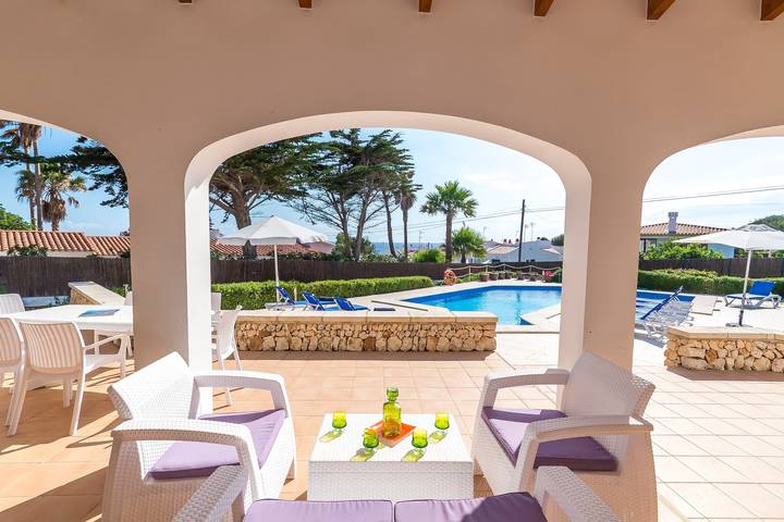 Villa spacieuse avec piscine et vue sur la mer – Villa Arena Blanca in Punta Prima, Sant Lluís