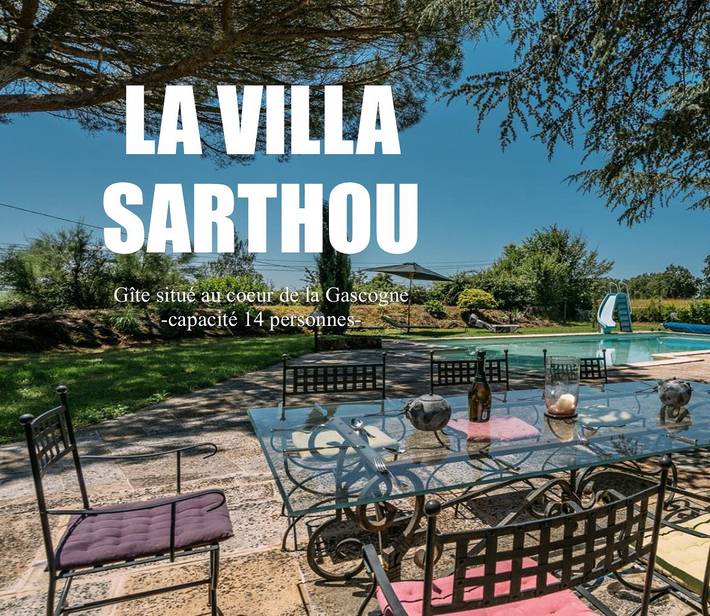 Gîte pour 14 personnes, avec Balcon et Terrasse ainsi que Jardin et Piscine