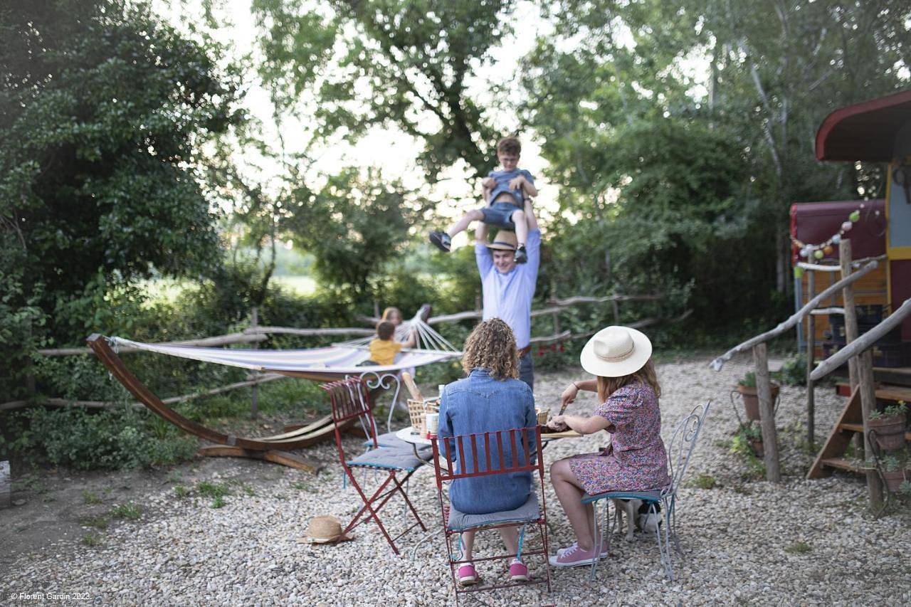 La Roulotte Cavalière, au cœur d'une manade en Camargue in Arles, Côte méditerranéenne (France)