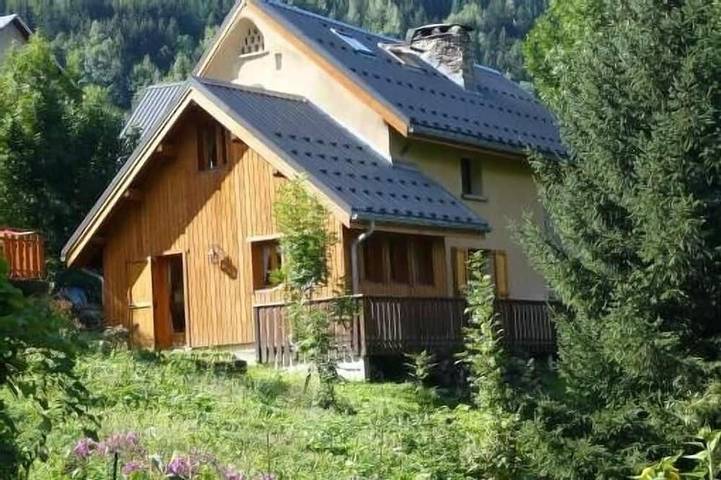 Chalet pour 14 personnes, avec piscine ainsi que balcon et jardin