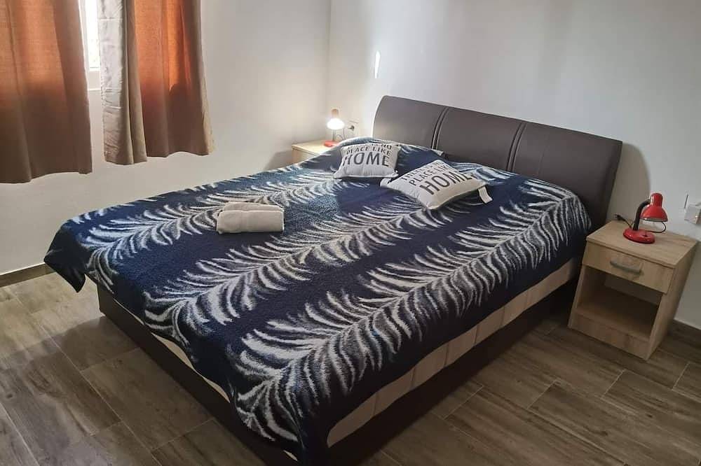 Ganze Wohnung, 2-Zimmer-Ferienwohnung mit Terrasse und Meerblick Zavalatica, Korcula in Čara, Korcula