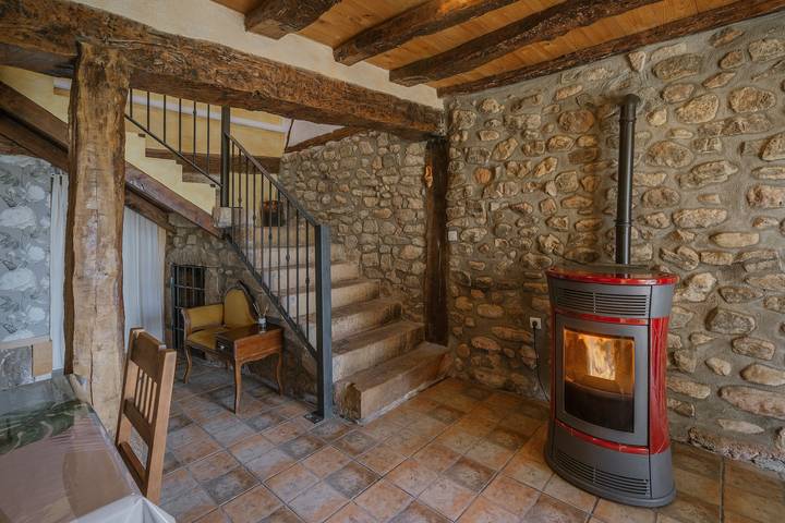Maison de campagne "El Campanario" avec vue sur la montagne, terrasse privée et jardin privé in Guinicio, Miranda de Ebro