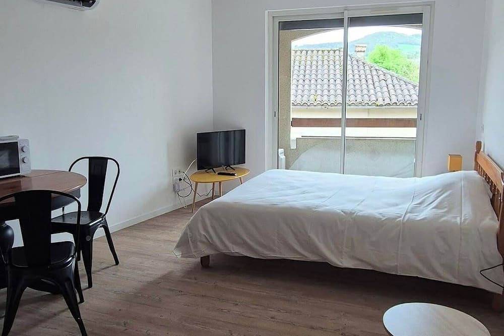 Entire apartment, Aquarius, studio centre ville avec climatisation et balcon in Saint-Céré, Massif Central