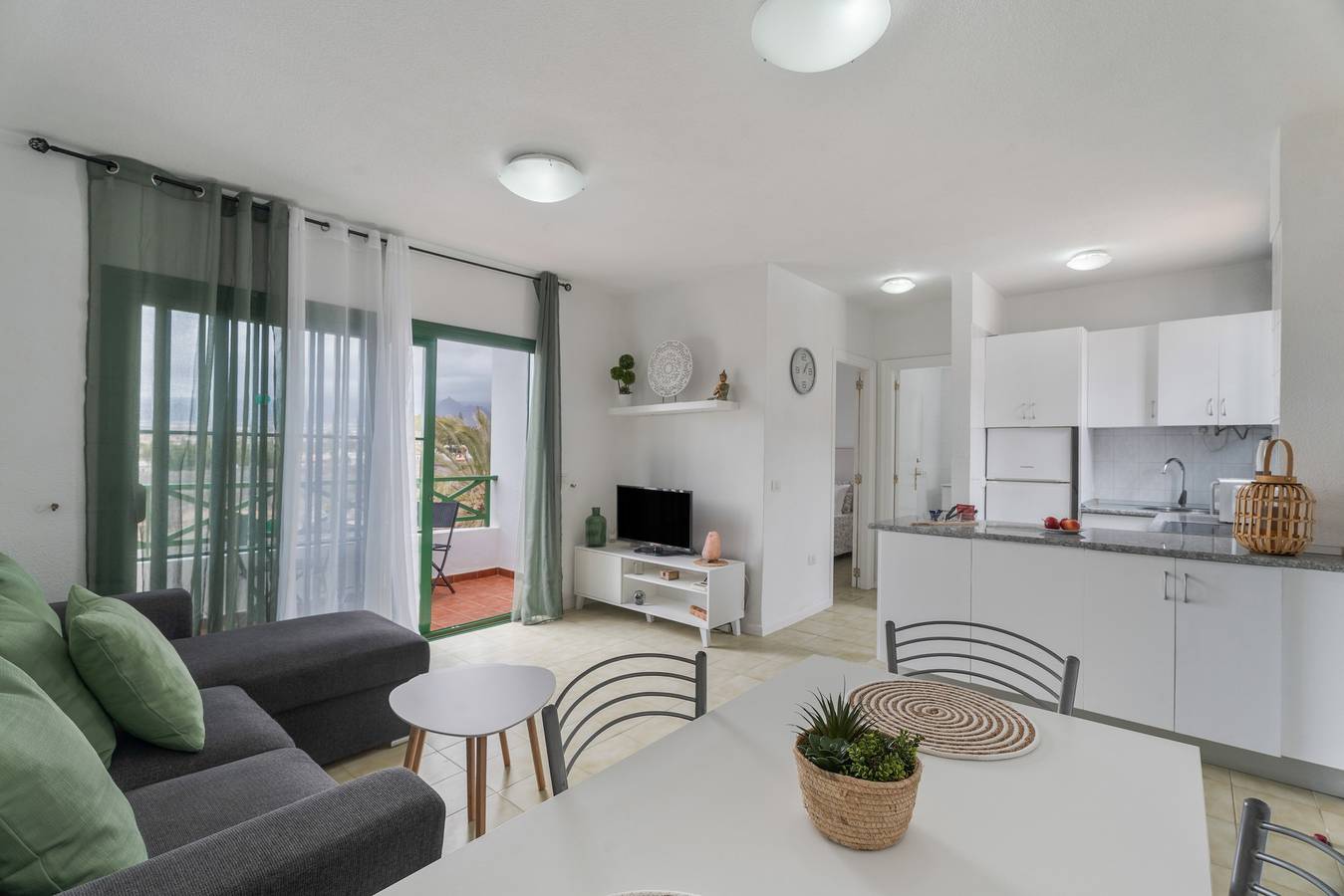 Appartement entier, Vacances 'Costa Serena' avec vue sur la montagne, piscine partagée et Wi-Fi in Costa del Silencio, Arona