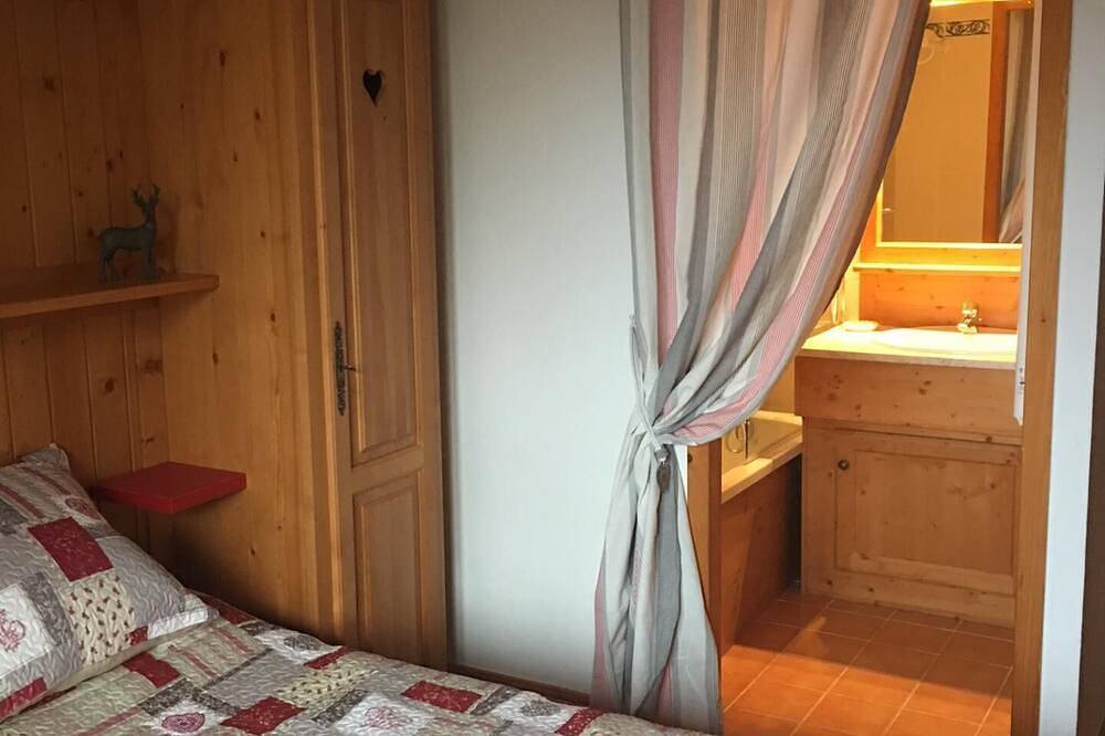 Entire apartment, Les Arcs - Arc 2000 - Apartment With Pool In Chalet - 3 Rooms - Skis On Foot in Les Arcs, Bourg-Saint-Maurice