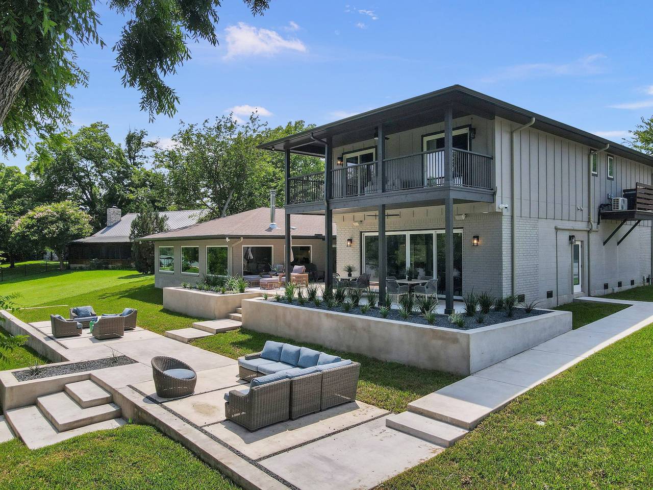 Vacation Rental for 14 Guests in Marble Falls, Burnet County