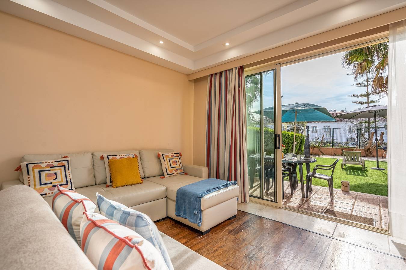 Apartamento entero, Apartamento 'Casa Soeiro' con piscina compartida, Wi-Fi y aire acondicionado in Estômbar, Estômbar e Parchal
