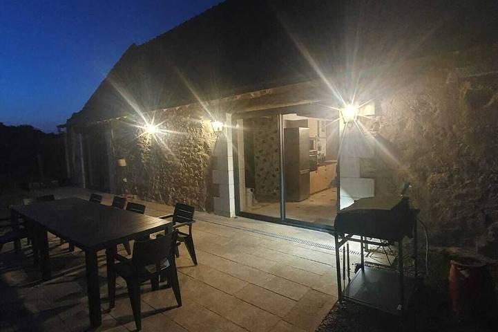Gîte pour 8 personnes, avec jardin ainsi que jacuzzi et terrasse à Rivarennes