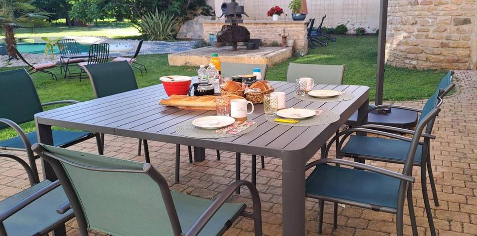 Location de vacances pour 4 personnes, avec jardin ainsi que piscine et terrasse à Crêches-sur-Saône - 3