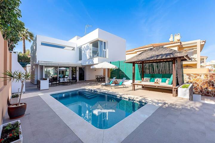 Villa for 10 people, with terrace and garden as well as pool in Torremolinos