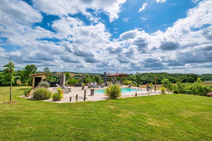 Location de vacances pour 7 personnes, avec vue sur le lac et piscine ainsi que vue et jardin à Saint-Justin (Gers)