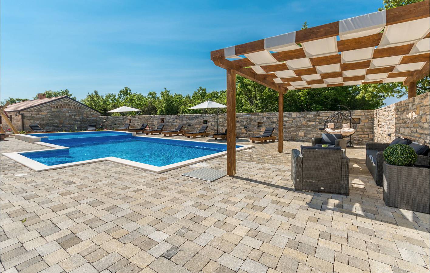 Gemütliche 1-Zimmer-Wohnung mit Pool, Terrasse und WLAN in Grad Benkovac, Zadar