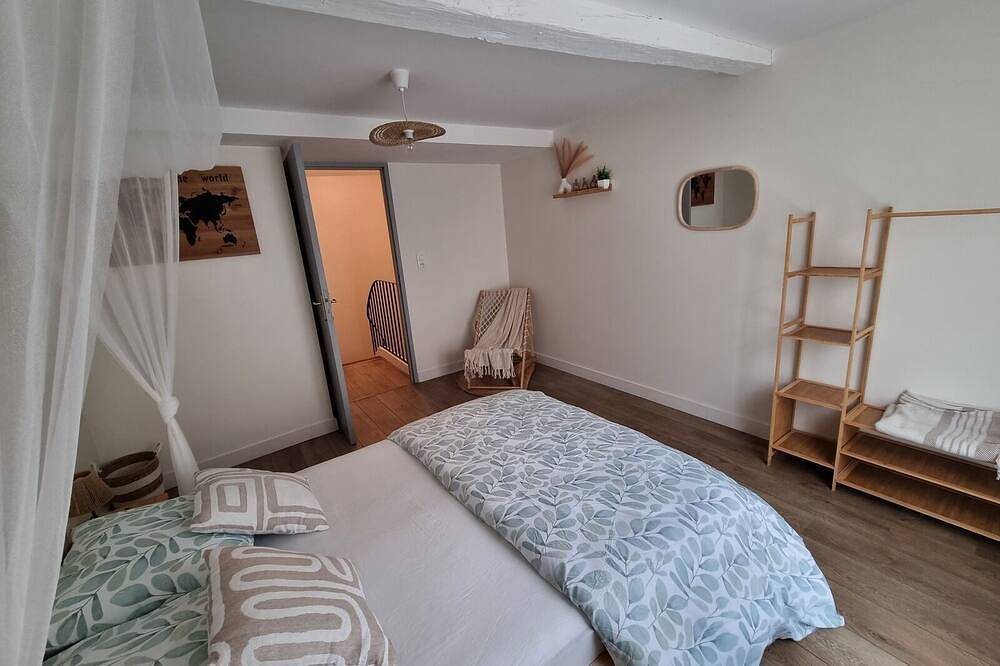 Entire apartment, Magnificent Bali Bohemian Triplex at the foot of the Château in Sedan, ideal for 2 couples in Sedan, Ardennes