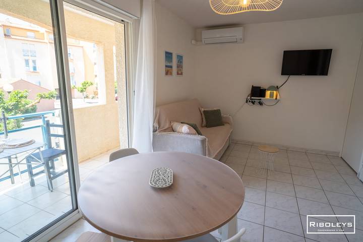Gîte pour 4 personnes, avec balcon et piscine, adapté aux familles dans Plage de la Farinette - 3