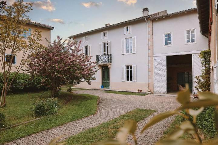 Gîte pour 2 personnes, avec jardin et terrasse à Lasserre